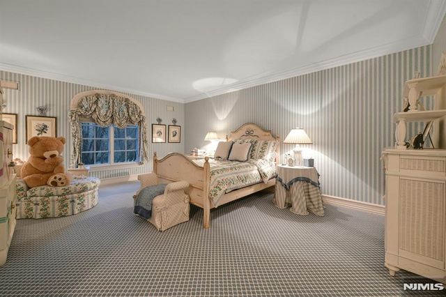 86 Fox Hedge Road, Saddle River, NJ 07458