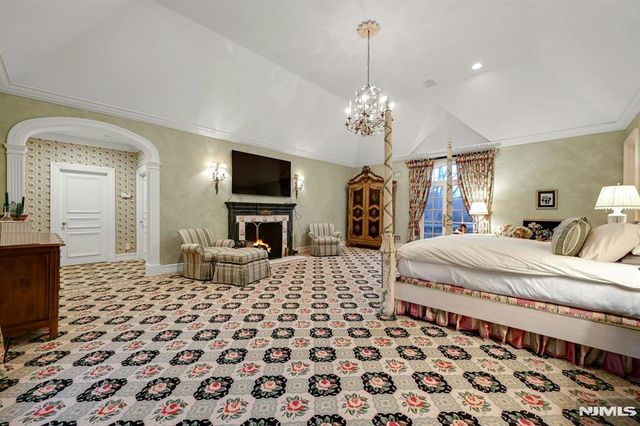 86 Fox Hedge Road, Saddle River, NJ 07458
