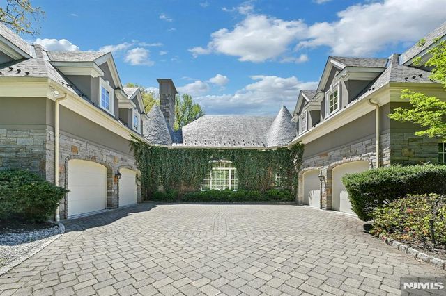86 Fox Hedge Road, Saddle River, NJ 07458