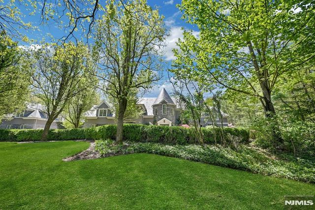 86 Fox Hedge Road, Saddle River, NJ 07458