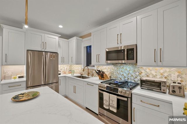 86 Fox Hedge Road, Saddle River, NJ 07458