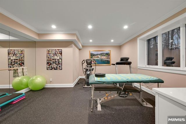 86 Fox Hedge Road, Saddle River, NJ 07458