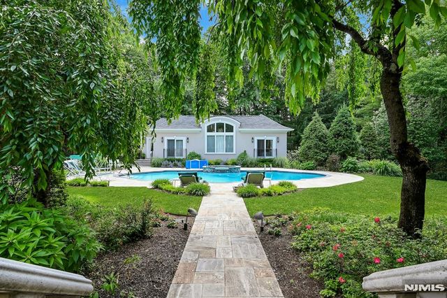 86 Fox Hedge Road, Saddle River, NJ 07458