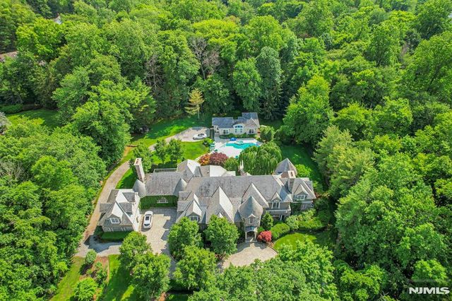 86 Fox Hedge Road, Saddle River, NJ 07458
