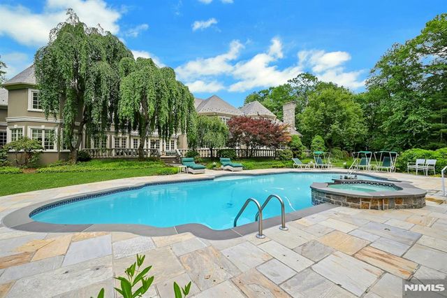 86 Fox Hedge Road, Saddle River, NJ 07458