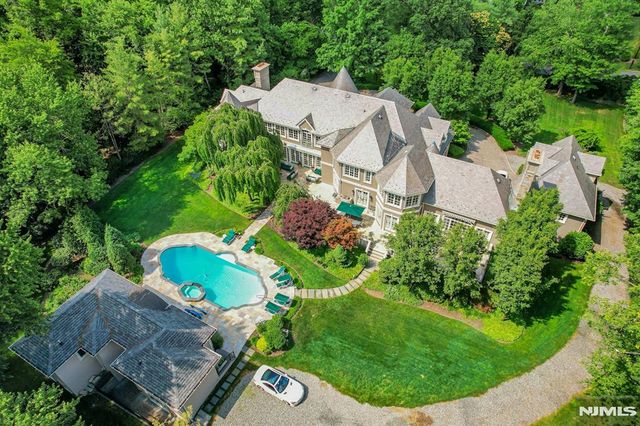 86 Fox Hedge Road, Saddle River, NJ 07458