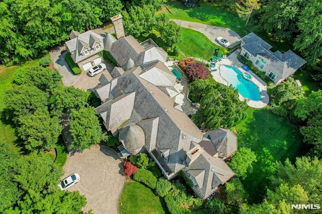 86 Fox Hedge Road, Saddle River, NJ 07458