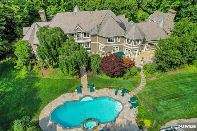 86 Fox Hedge Road, Saddle River, NJ 07458