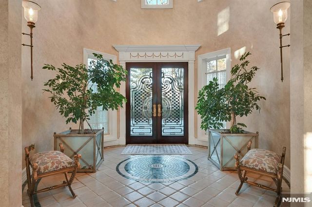 86 Fox Hedge Road, Saddle River, NJ 07458