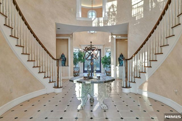86 Fox Hedge Road, Saddle River, NJ 07458