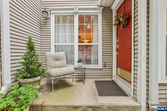 438 Santiago Court, Mahwah, NJ 07430