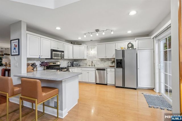 438 Santiago Court, Mahwah, NJ 07430