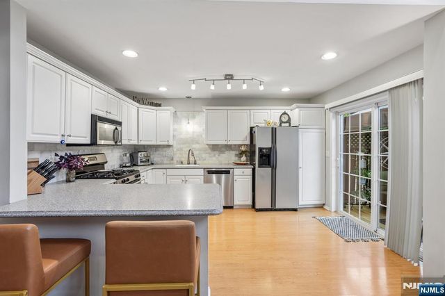 438 Santiago Court, Mahwah, NJ 07430