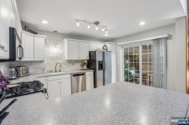 438 Santiago Court, Mahwah, NJ 07430