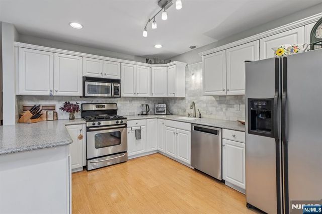 438 Santiago Court, Mahwah, NJ 07430