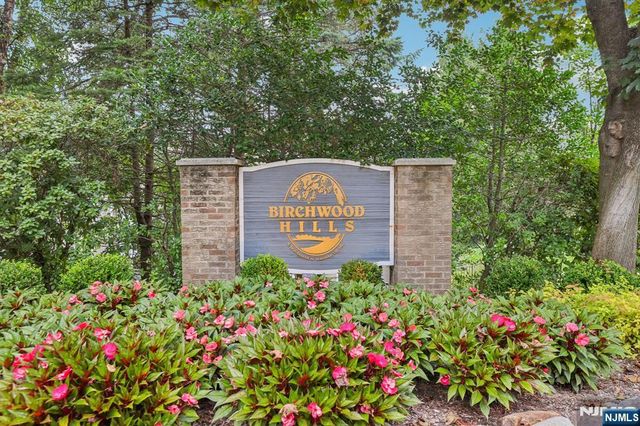 438 Santiago Court, Mahwah, NJ 07430