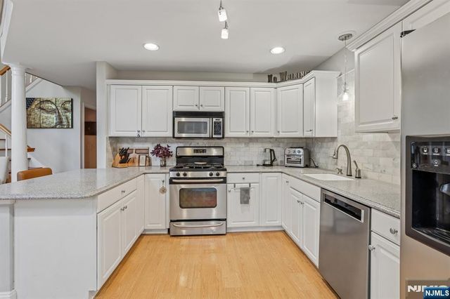 438 Santiago Court, Mahwah, NJ 07430
