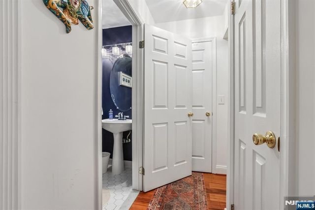 438 Santiago Court, Mahwah, NJ 07430
