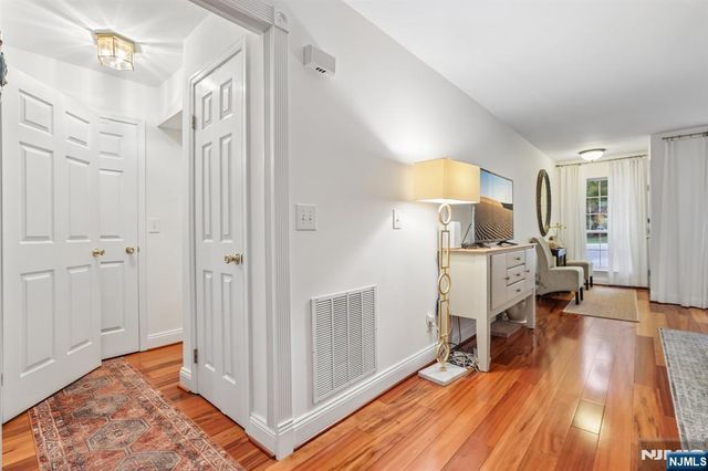 438 Santiago Court, Mahwah, NJ 07430