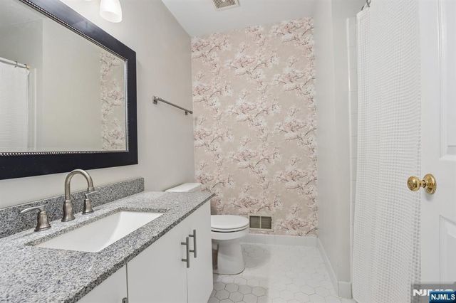 438 Santiago Court, Mahwah, NJ 07430