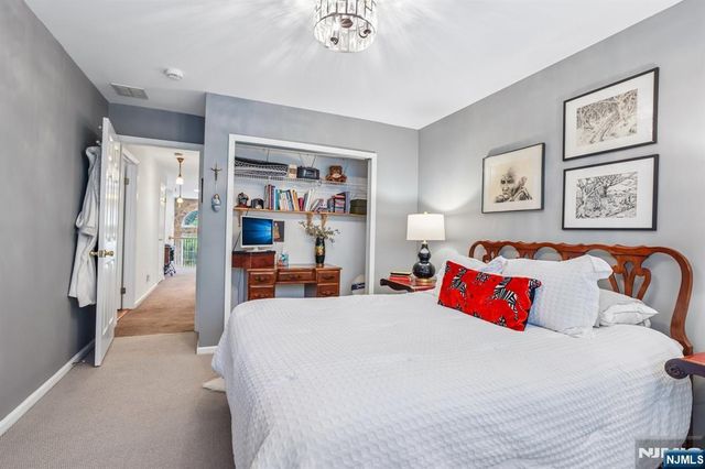 438 Santiago Court, Mahwah, NJ 07430