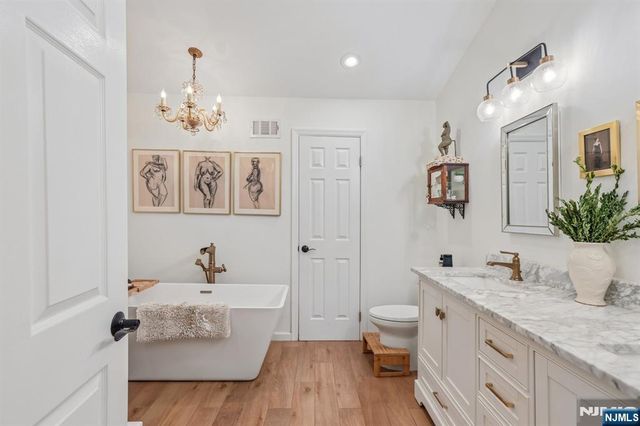 438 Santiago Court, Mahwah, NJ 07430