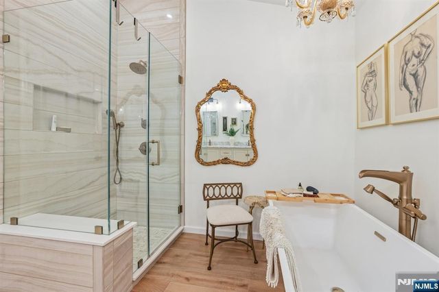 438 Santiago Court, Mahwah, NJ 07430