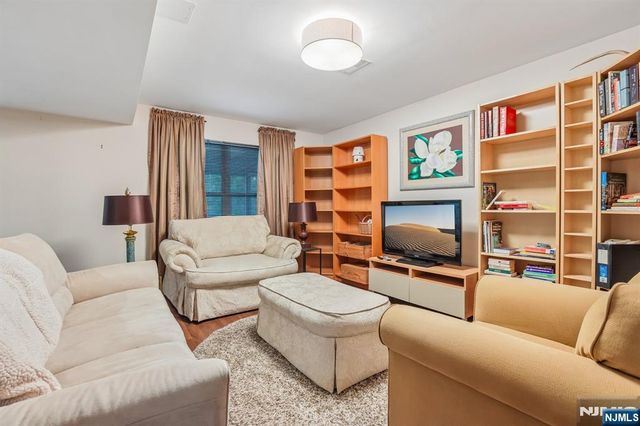 438 Santiago Court, Mahwah, NJ 07430