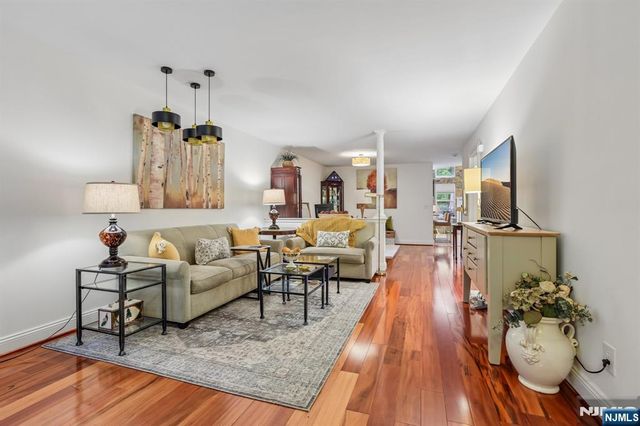438 Santiago Court, Mahwah, NJ 07430