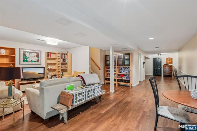 438 Santiago Court, Mahwah, NJ 07430