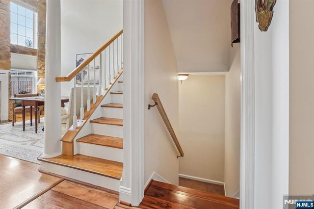 438 Santiago Court, Mahwah, NJ 07430