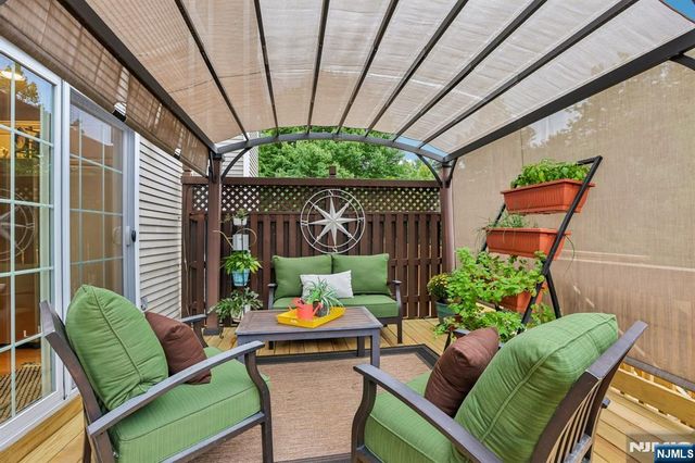 438 Santiago Court, Mahwah, NJ 07430