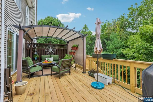 438 Santiago Court, Mahwah, NJ 07430