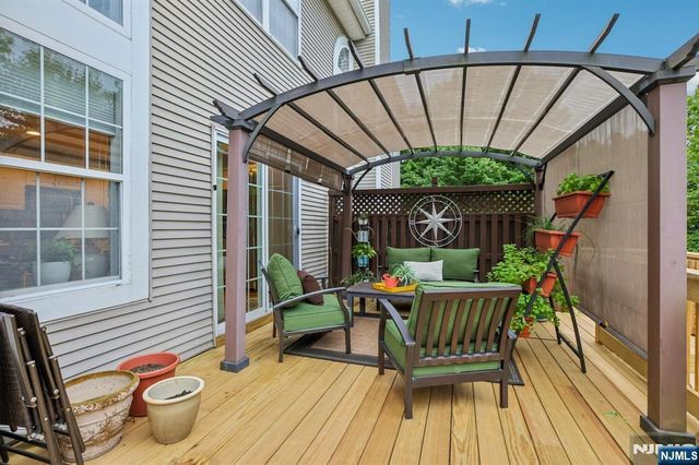 438 Santiago Court, Mahwah, NJ 07430