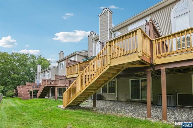 438 Santiago Court, Mahwah, NJ 07430