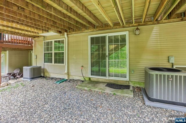 438 Santiago Court, Mahwah, NJ 07430