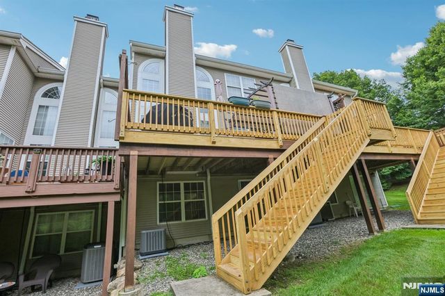 438 Santiago Court, Mahwah, NJ 07430