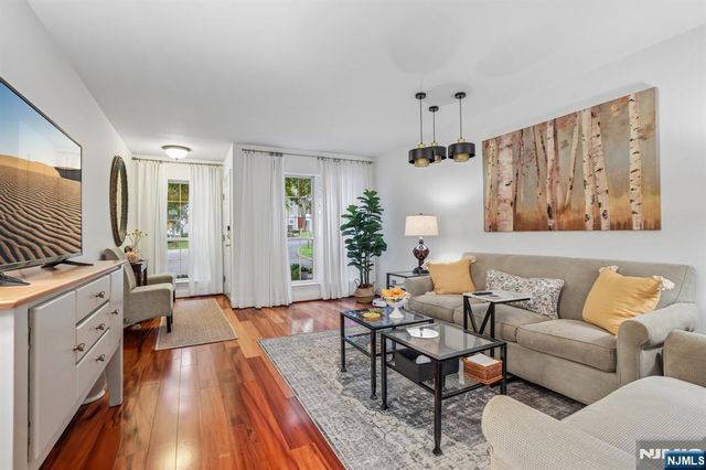 438 Santiago Court, Mahwah, NJ 07430