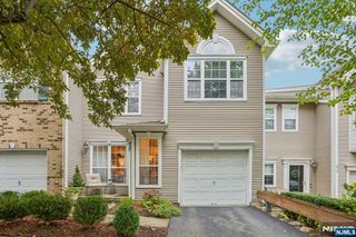 438 Santiago Court, Mahwah, NJ 07430