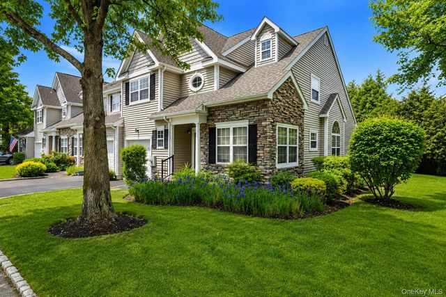 72 Paddington Circle, Smithtown, NY 11787