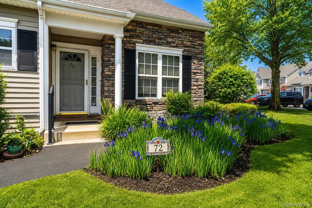 72 Paddington Circle, Smithtown, NY 11787