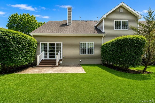 72 Paddington Circle, Smithtown, NY 11787