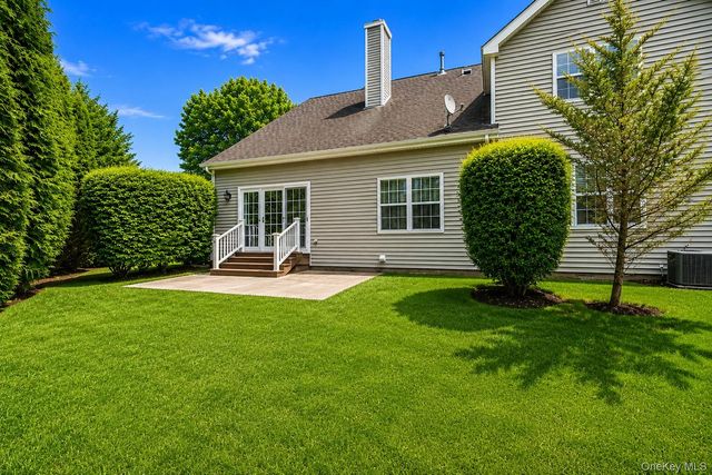 72 Paddington Circle, Smithtown, NY 11787