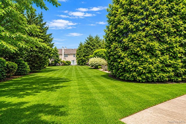 72 Paddington Circle, Smithtown, NY 11787