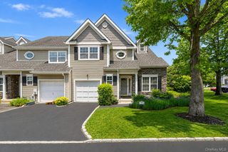 72 Paddington Circle, Smithtown, NY 11787