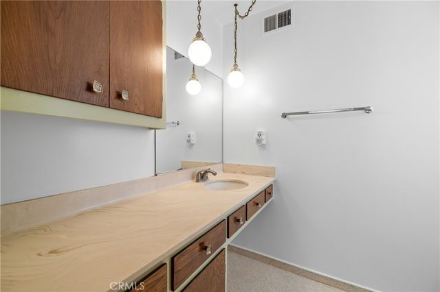 948 W Buffington, Upland, CA 91784