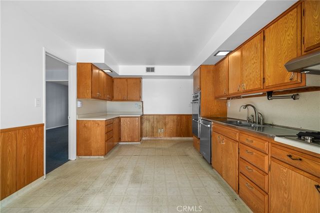 948 W Buffington, Upland, CA 91784
