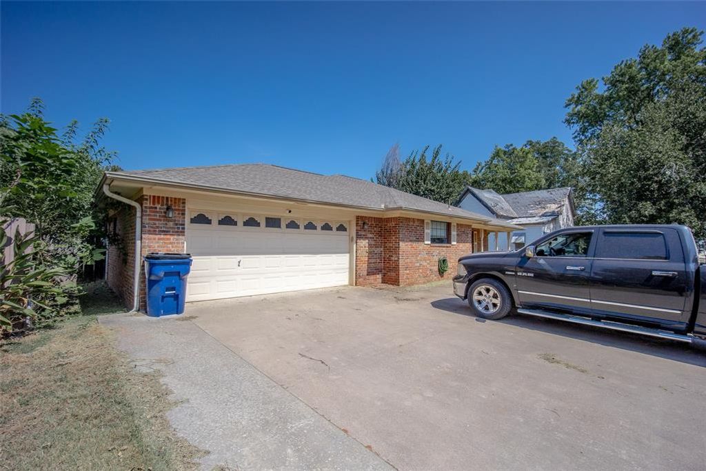 404 W Creek Street, Lindsay, OK 73052