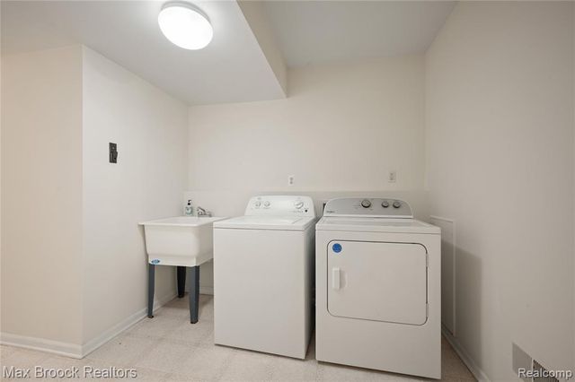 954 Sandalwood Drive, Troy, MI 48085