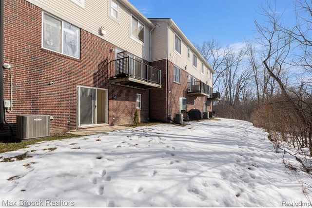 954 Sandalwood Drive, Troy, MI 48085